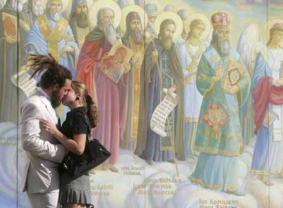 Una pareja se besa ayer ante los frescos de la catedral de Kiev, la capital de Ucrania.