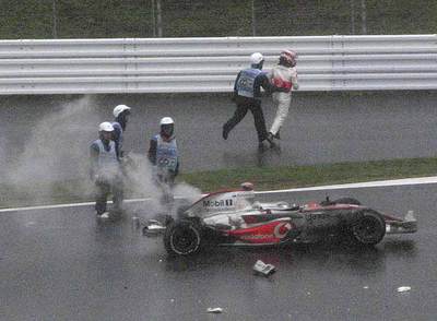 Hamilton arrasa mientras Alonso se estrella y ya sólo espera un milagro