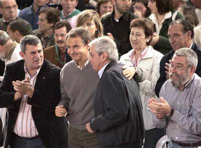 Zapatero saluda a Touriño, entre los aplausos del líder de la UPA (a la izquierda) y el secretario general de UGT, Cándido Méndez.