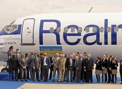 La directiva y los capitanes de fútbol y baloncesto del Madrid, ayer durante la presentación de  La Saeta .