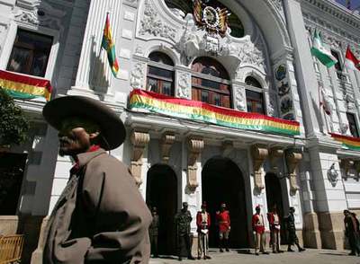 Un hombre pasa por delante del Palacio de la Prefectura, en Sucre.