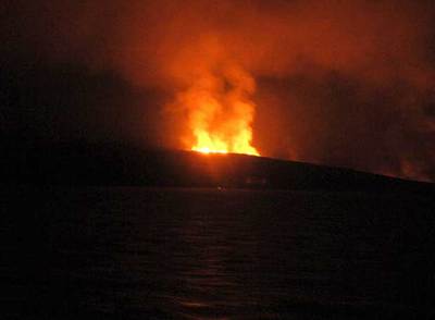 Erupción volcánica en la isla de Yabal al Tair, en una imagen tomada desde la fragata canadiense  Toronto. 