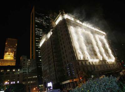 El Plaza, iluminado en su centenario.