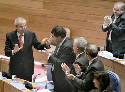 Emilio Pérez Touriño agradece los aplausos de los grupos del PSdeG y BNG después de su discurso.