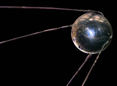 El  Sputnik 1  era una esfera  de una aleación de aluminio de 58 centímetros de diámetro y con cuatro antenas.