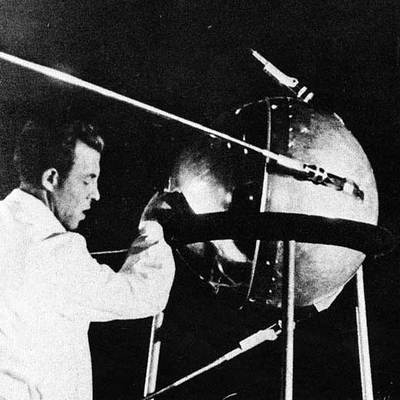 Un técnico trabajando en el  Sputnik 1  antes de su lanzamiento en 1957.