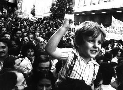 El niño del puño en alto