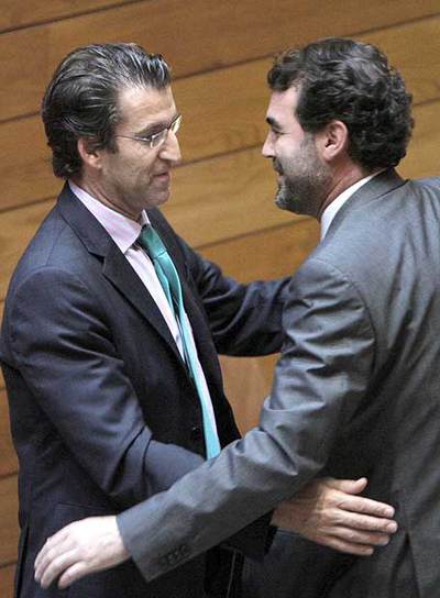 Feijóo y Quintana se saludan ayer en el hemiciclo del Parlamento.