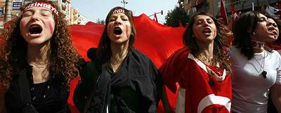 Jóvenes turcas se manifiestan contra el Gobierno islamista en la ciudad de Manisa el 5 de mayo.