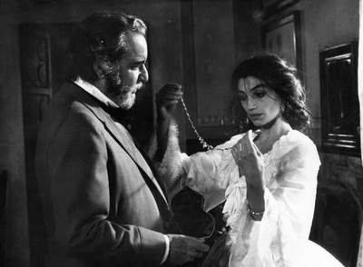 Fernando Rey y Ángela Molina, en un fotograma de 'Bearn o la sala de muñecas' (1983), de Jaime Chávarri.