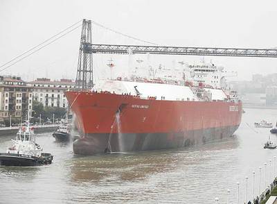 Un gasero surca la Ría