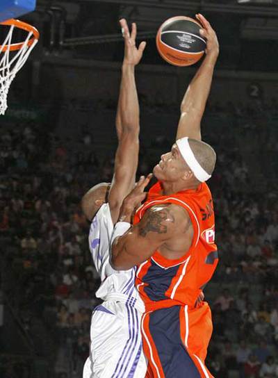 Garcés intenta anotar ante Charles Smith.