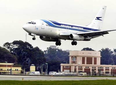 Un Boeing 737 de Aerolíneas Argentinas aterriza en el aeropuerto de Buenos Aires.