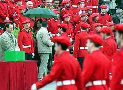 El consejero de Interior, Javier Balza, pasa revista a una promoción de la Ertzaintza en 2003.