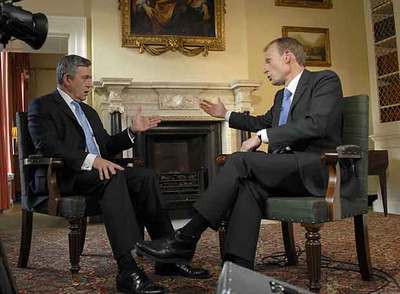 Brown (izquierda), durante su entrevista con Andrew Marr para la BBC,  realizada el sábado en Downing Street.