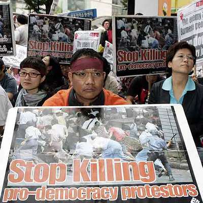 Protesta en Seúl contra el régimen birmano. Los carteles dicen: 