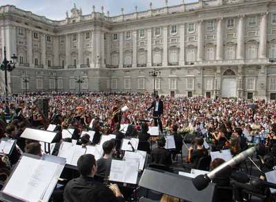 Un momento del espectáculo musical celebrado ayer al mediodía en la plaza de Oriente.