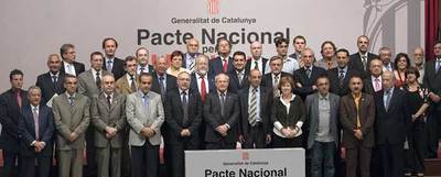  Foto de familia  de todos los firmantes del pacto, ayer en el Palau de la Generalitat.