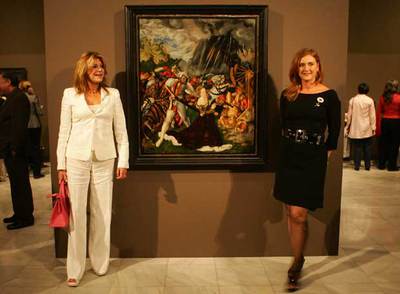 Carmen Thyssen (a la izquierda) y Francesca Thyssen (hija del barón) delante de la obra  Martirio de Santa Catalina, de Lucas Cranach.