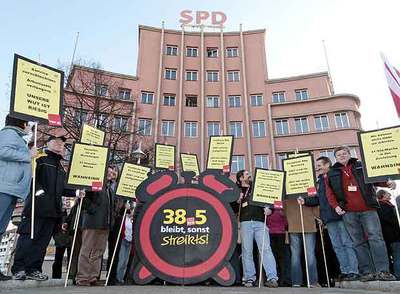Trabajadores de Correos protestan en Núremberg contra las políticas promovidas por el SPD, en 2006.