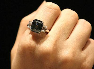 Anillo de diamante azul, de 6,04 quilates, montado sobre platino vendido por Sotheby's.