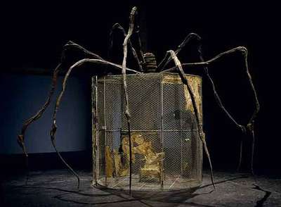  Spider  (1997), una instalación de la serie  Cells,   de Louise Bourgeois. 