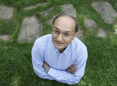 El físico Sajeev John, en el curso sobre nanofotónica y óptica celebrado en Miraflores de la Sierra (Madrid).
