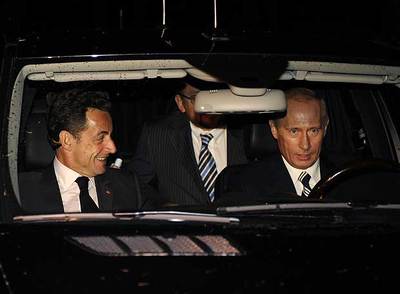 Putin conduce su coche, un Mercedes ML, acompañado del presidente francés, Nicolas Sarkozy, en su  dacha  de Novo-Ogarievo, cerca de Moscú.