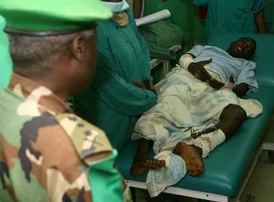 Un general de la Misión de la Unión Africana en Sudán visita  a un miembro del cuerpo de paz herido.
