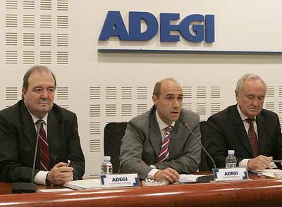 Eduardo Zubiaurre, flanqueado por sus directivos José María Ruiz Urchegui (a la izquierda) y Victoriano Gallastegi.