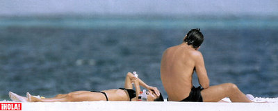 Penélope Cruz tumbada al sol junto a Javier Bardem.