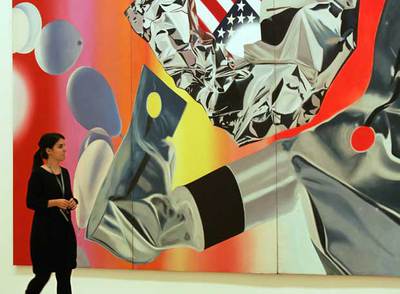 Una visitante, ante la obra  Cápsula flamenca,  de James Rosenquist, de 1970.