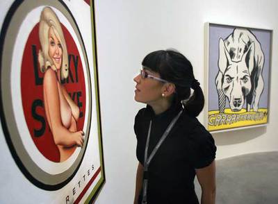 La obra de Mel Ramos  Rubia Lulú con suerte  y, al fondo,  Grrrrrrrrrrrrrrrr,  de Roy Lichtenstein, ambas de 1965.