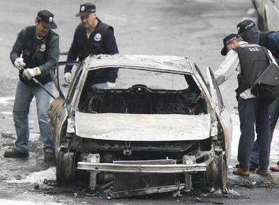Vehículo afectado por el atentado del pasado lunes contra un escolta en Bilbao.
