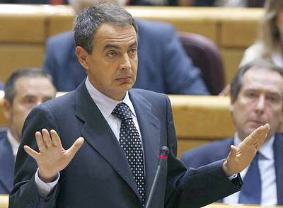 Zapatero responde a Jorquera, ayer en el Pleno del Senado.