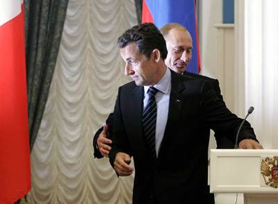 Nicolas Sarkozy (delante) y Vladímir Putin, en una conferencia de prensa celebrada ayer en el Kremlin.