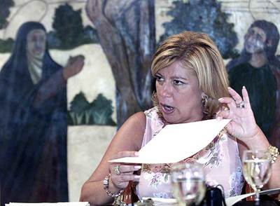 Marisol Yagüe muestra un documento en el Ayuntamiento de Marbella en una imagen de archivo.