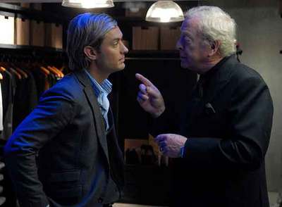 Jude Law (a la izquierda) y Michael Caine, en  La huella. 