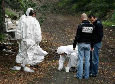 Agentes de la policía judicial y científica francesa inspeccionan los alrededores de la factoría química de Lorette.