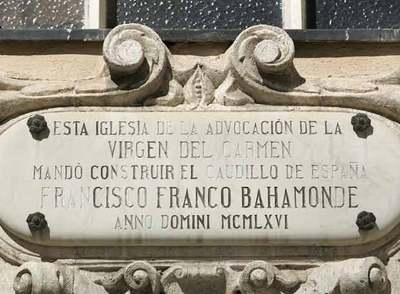 Placa conmemorativa de la construcción de una iglesia de El Pardo (Madrid) por decisión de Franco.
