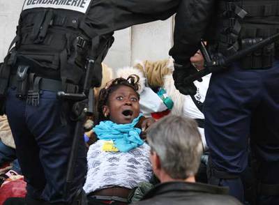 LA POLICÍA DESALOJA A LOS 'SIN TECHO' EN PARÍS