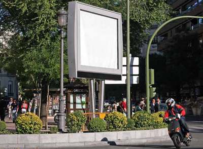 Uno de los nuevos  chirimbolos  instalado entre las calles de Velázquez y Diego de León.
