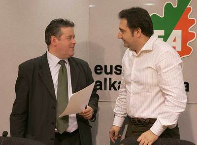 El presidente de EA en Guipúzcoa, Iñaki Galdos, junto al secretario institucional, Iñaki Sagarzazu.