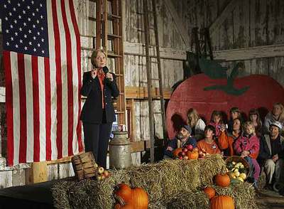 Hillary Clinton, en un acto con niños.