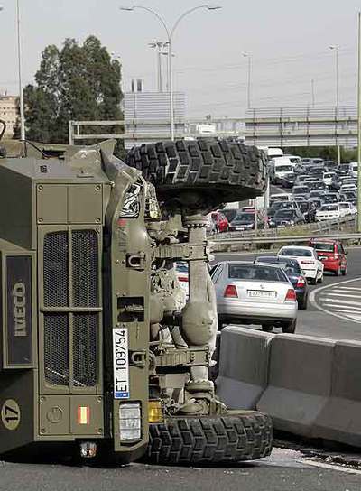 Un camión militar vuelca en Sevilla