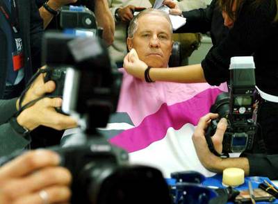 Christoph Blocher, líder de UDC, durante una sesión de maquillaje antes de una intervención televisiva, en octubre de 2003.