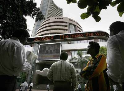 Ciudadanos indios siguen la sesión bursátil en el exterior de la Bolsa de Bombay.