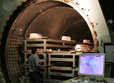 Un trabajador en las instalaciones sevillanas de la compañía Sacesa.