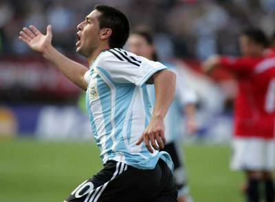 Riquelme celebra uno de sus goles de falta a Chile, el pasado sábado.
