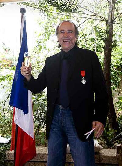 Francia homenajea a Serrat